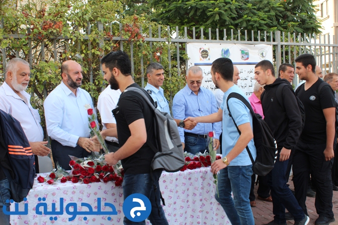 انتظام الدراسة في ثانوية جلجولية واستقبال الطلاب بالورود